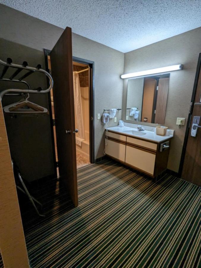 Woodfield Inn And Suites 마쉬필드 외부 사진